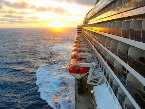 Atardecer desde el Queen Mary 2 durante el Cruce Transatlántico... Una experiencia mágica que se repite cada noche... CRUCEROS CUNARD CRUCEROS QUEEN MARY 2 CRUCEROS TRANSATLANTICOS